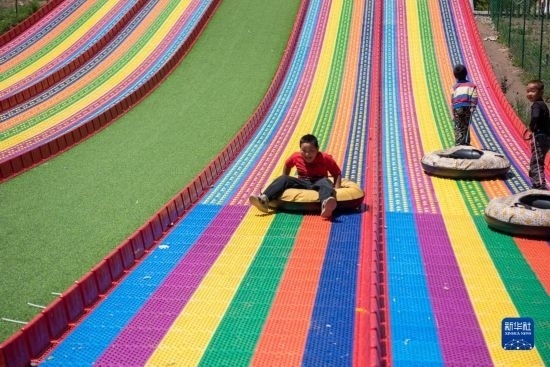 8月12日，小朋友在寧夏固原市涇源縣大灣鄉(xiāng)楊嶺村玩耍。新華社記者 李旭倫 攝