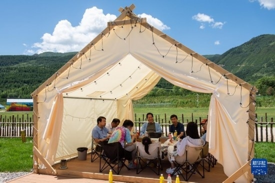 8月12日，游客在寧夏固原市涇源縣大灣鄉(xiāng)楊嶺村品嘗當?shù)孛朗场Ｐ氯A社記者 李旭倫 攝