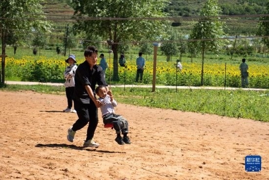 8月12日，游客在寧夏固原市涇源縣大灣鄉(xiāng)楊嶺村玩耍。新華社記者 李旭倫 攝