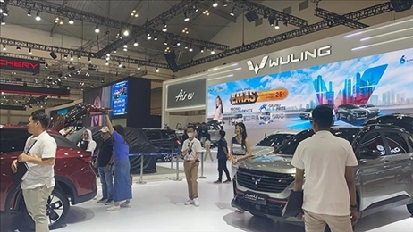 印尼消費者參觀上汽五菱的展臺。趙世祺 攝