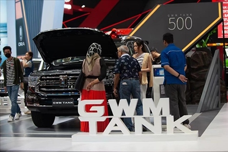 印尼消費者參觀長城汽車的展臺。趙猛 攝