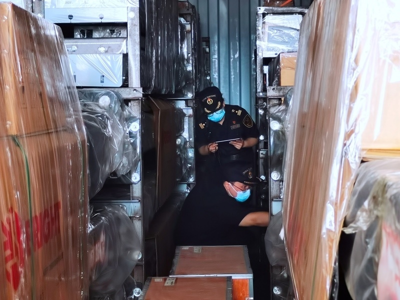 關(guān)員利用工業(yè)內(nèi)窺鏡在集裝箱內(nèi)進行查驗。人民網(wǎng)記者 栗翹楚攝