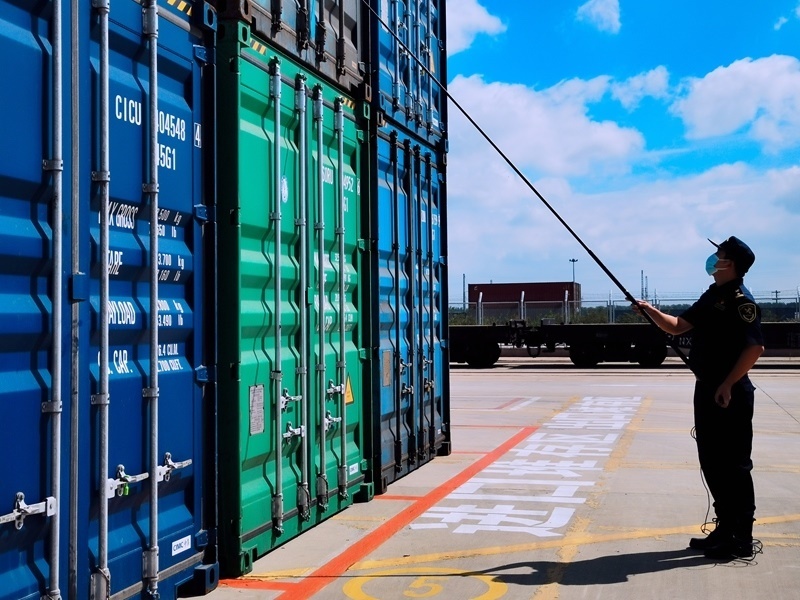 關(guān)員利用工業(yè)內(nèi)窺鏡檢查箱號、鎖號、封志情況。人民網(wǎng)記者 栗翹楚攝