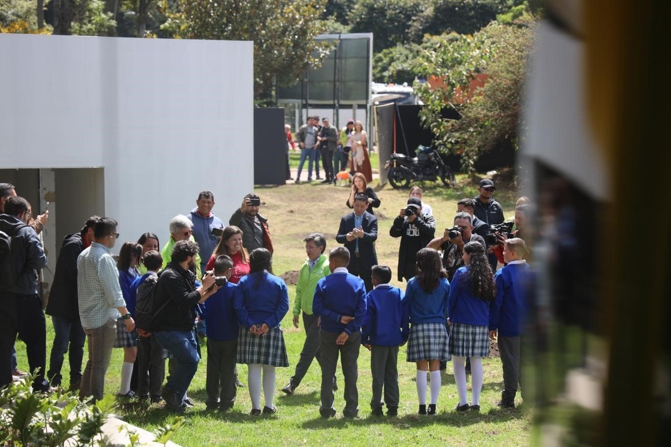 波哥大市長克勞迪婭·洛佩茲與參加活動的學(xué)生代表交流。中國港灣波哥大地鐵一號線項目供圖