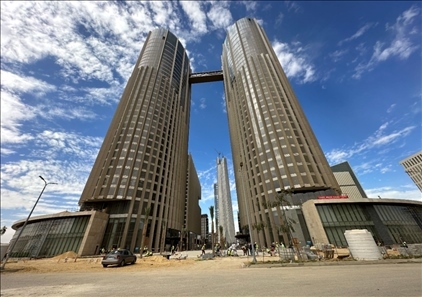 埃及新行政首都CBD項(xiàng)目P4標(biāo)段高層辦公樓。 嚴(yán)川吉雨攝