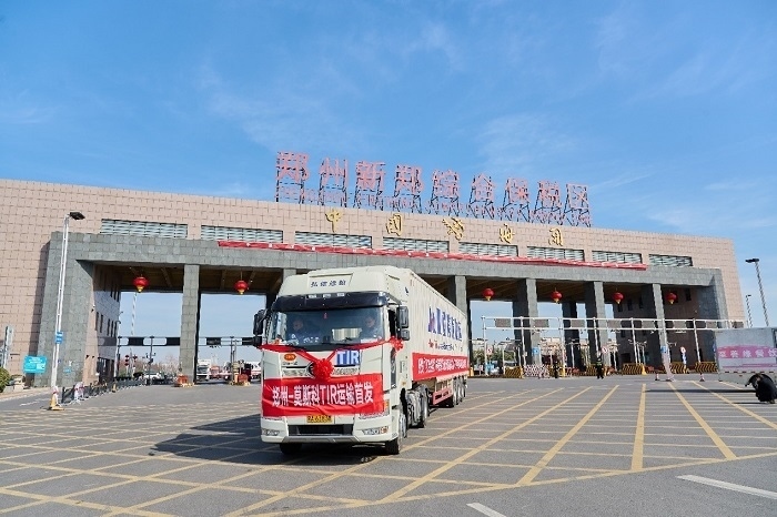 2023年2月20日，鄭州—莫斯科TIR運輸首發(fā)車輛駛出鄭州新鄭綜合保稅區(qū)。新鄭海關(guān)供圖