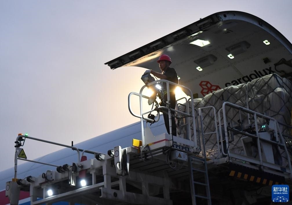 8月1日，工作人員在中國鄭州新鄭國際機場為一架盧森堡貨航貨機裝貨。新華社記者 李嘉南 攝