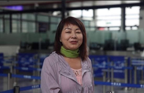 7月22日，曾經(jīng)在老撾瑯勃拉邦工作過3年的加拿大華僑孫月玲乘坐中老鐵路國際旅客列車從中國出境。衛(wèi)海林 攝