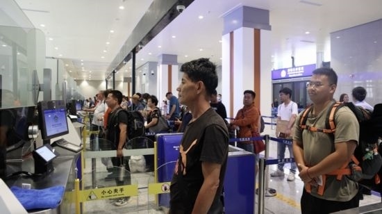 6月13日，乘坐中老鐵路國際旅客列車的旅客在磨憨邊檢大廳排隊候檢。李揚 攝