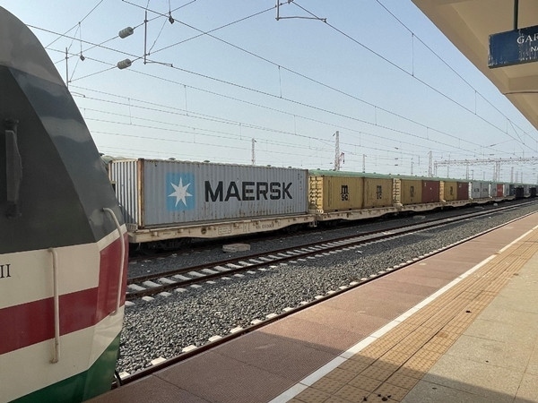 亞吉鐵路吉布提那噶德車站的貨運(yùn)車廂。人民網(wǎng)記者 趙艷紅攝