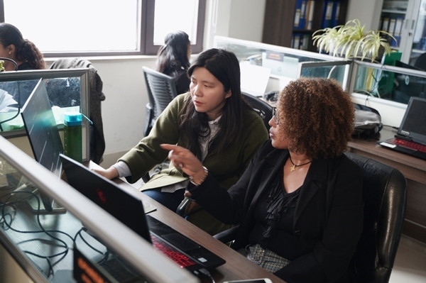 梅德哈妮（右）與中國(guó)同事討論設(shè)計(jì)方案。受訪對(duì)象供圖