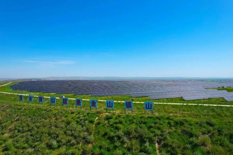 勝利能源露天礦排土場15.3萬千瓦光伏電站并網(wǎng)發(fā)電。受訪者供圖