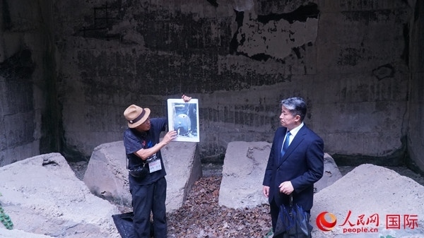 毒氣島歷史研究所事務(wù)局長(zhǎng)山內(nèi)正之在毒氣儲(chǔ)存遺址為大家介紹日軍發(fā)動(dòng)毒氣戰(zhàn)的罪證。人民網(wǎng) 蔣曉辰攝