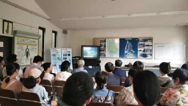 觀看日軍發(fā)動(dòng)毒氣戰(zhàn)的影像資料。中國(guó)駐大阪總領(lǐng)事館供圖