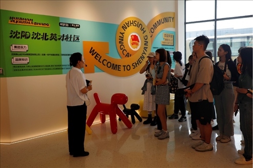 記者團在輝山英才社區(qū)采訪。北京外國語大學 許青攝