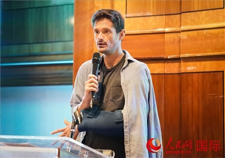 萊昂·麥卡倫分享張家界故事。人民網(wǎng) 郭錦標(biāo)攝