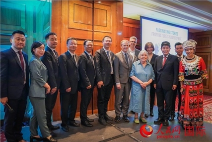 張家界文化旅游推介會(huì)部分嘉賓合影。人民網(wǎng) 郭錦標(biāo)攝