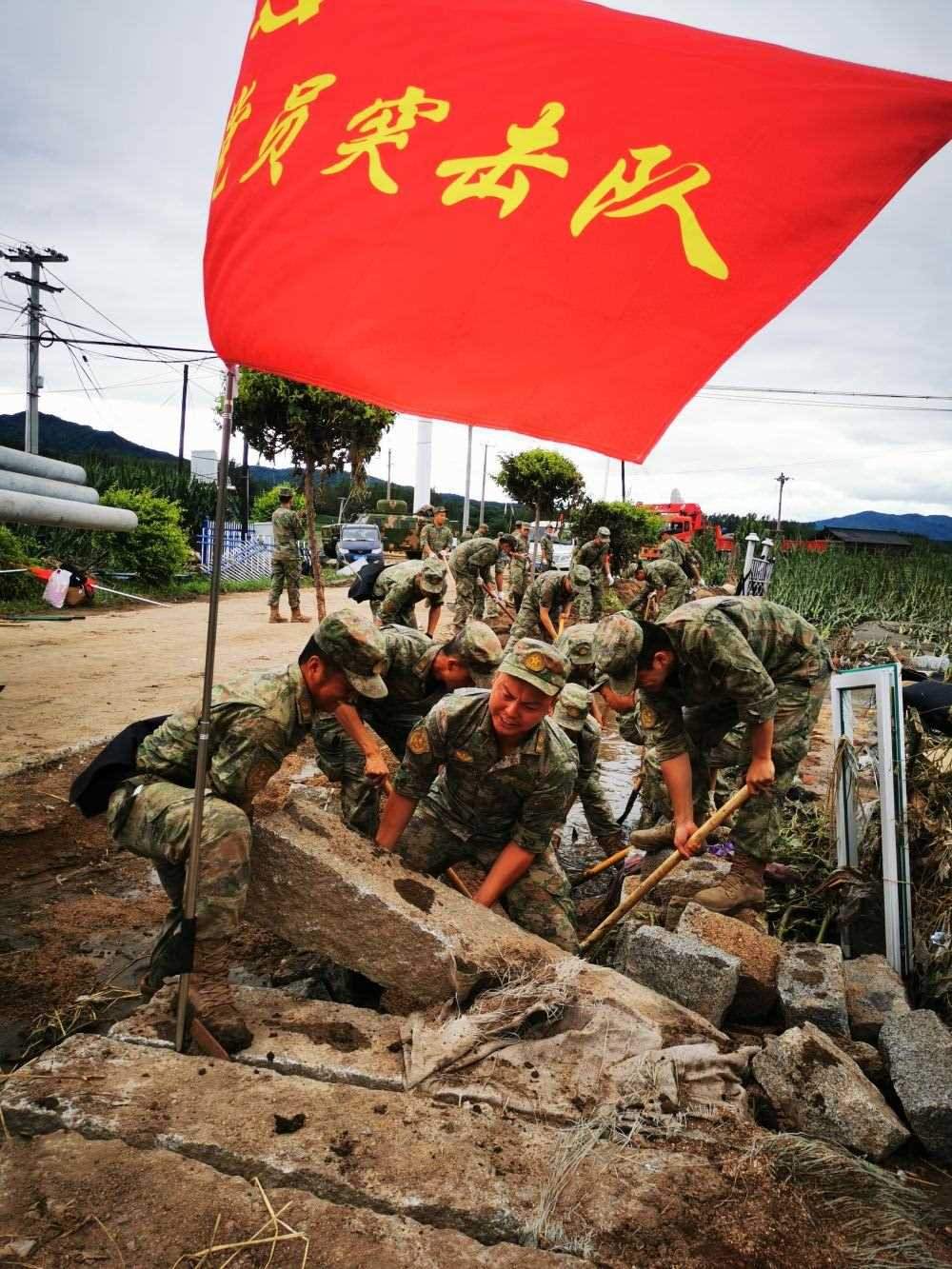 8月7日，陸軍第78集團(tuán)軍某旅組織黨員突擊隊(duì)在吉林舒蘭市七里鄉(xiāng)清理路障。新華社發(fā)（劉洋 攝）