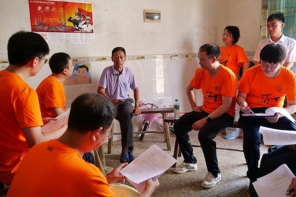 江西上饒“千村調(diào)查”分隊(duì)于余干縣上西源村入戶(hù)調(diào)查。校方供圖