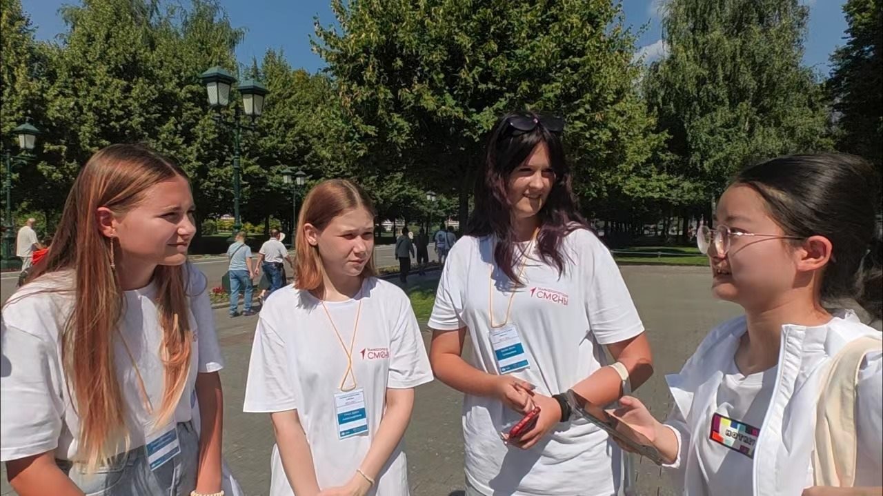 調(diào)研團(tuán)在街頭采訪。北京外國(guó)語(yǔ)大學(xué)供圖