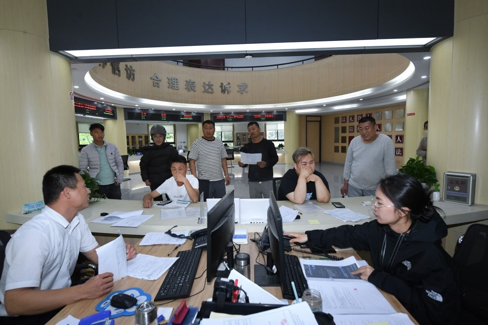 浙江省安吉縣社會治理中心工作人員在處理群眾信訪訴求（5月8日攝）。新華社記者 翁忻旸 攝