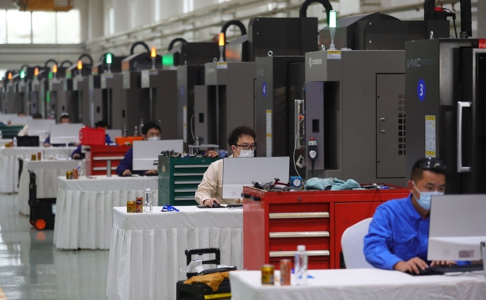 參賽選手在在2022“一帶一路”暨金磚國(guó)家技能發(fā)展與技術(shù)創(chuàng)新之“通用技術(shù)杯”數(shù)控多軸加工大賽中比拼（2022年11月10日攝）。新華社記者 楊青 攝