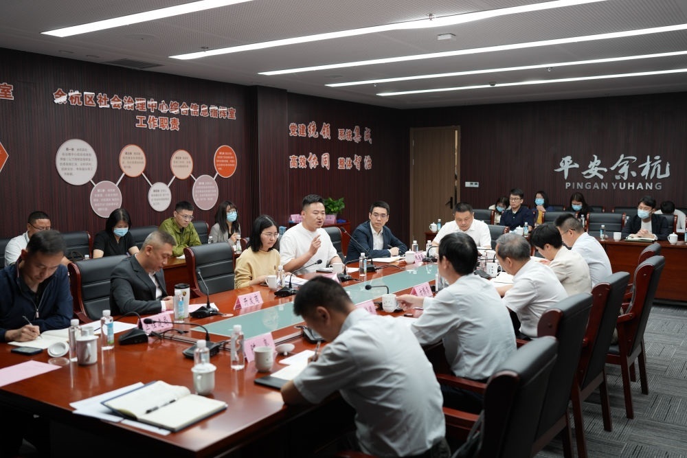 浙江省信訪局領(lǐng)導(dǎo)和相關(guān)領(lǐng)導(dǎo)組成的下訪團(tuán)在杭州市余杭區(qū)社會治理中心接受群眾上訪（5月25日攝）。新華社記者 翁忻旸 攝