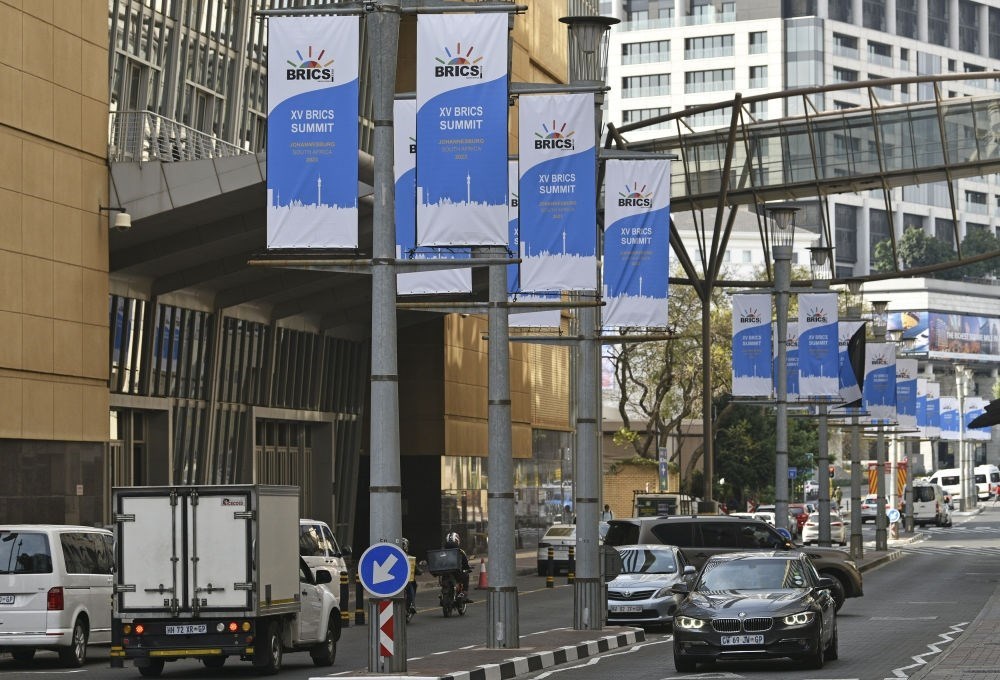 這是8月17日在南非約翰內(nèi)斯堡拍攝的金磚峰會(huì)條幅。金磚國(guó)家領(lǐng)導(dǎo)人第十五次會(huì)晤將于南非約翰內(nèi)斯堡舉行。新華社記者 陳誠(chéng) 攝