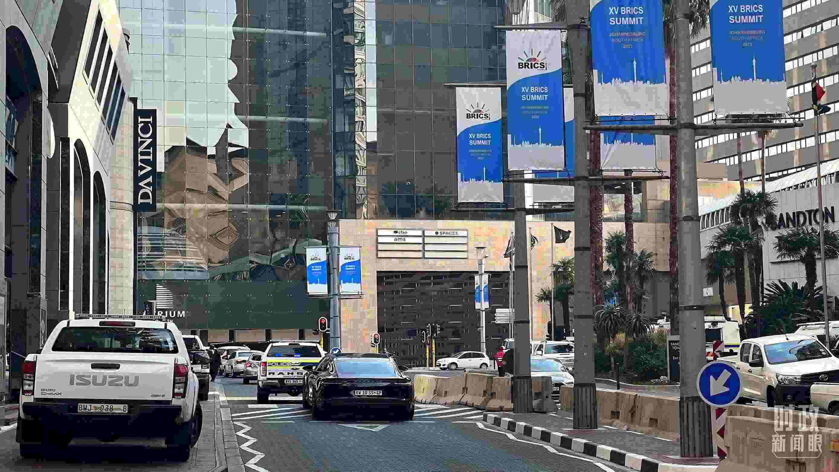 △約翰內(nèi)斯堡，街頭懸掛金磚峰會條幅。（總臺央視記者韓銳拍攝）