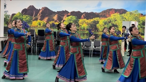 臨潢家園社區(qū)居民在烏蘭牧騎排練廳編排舞蹈。人民網(wǎng)記者 金洪花攝