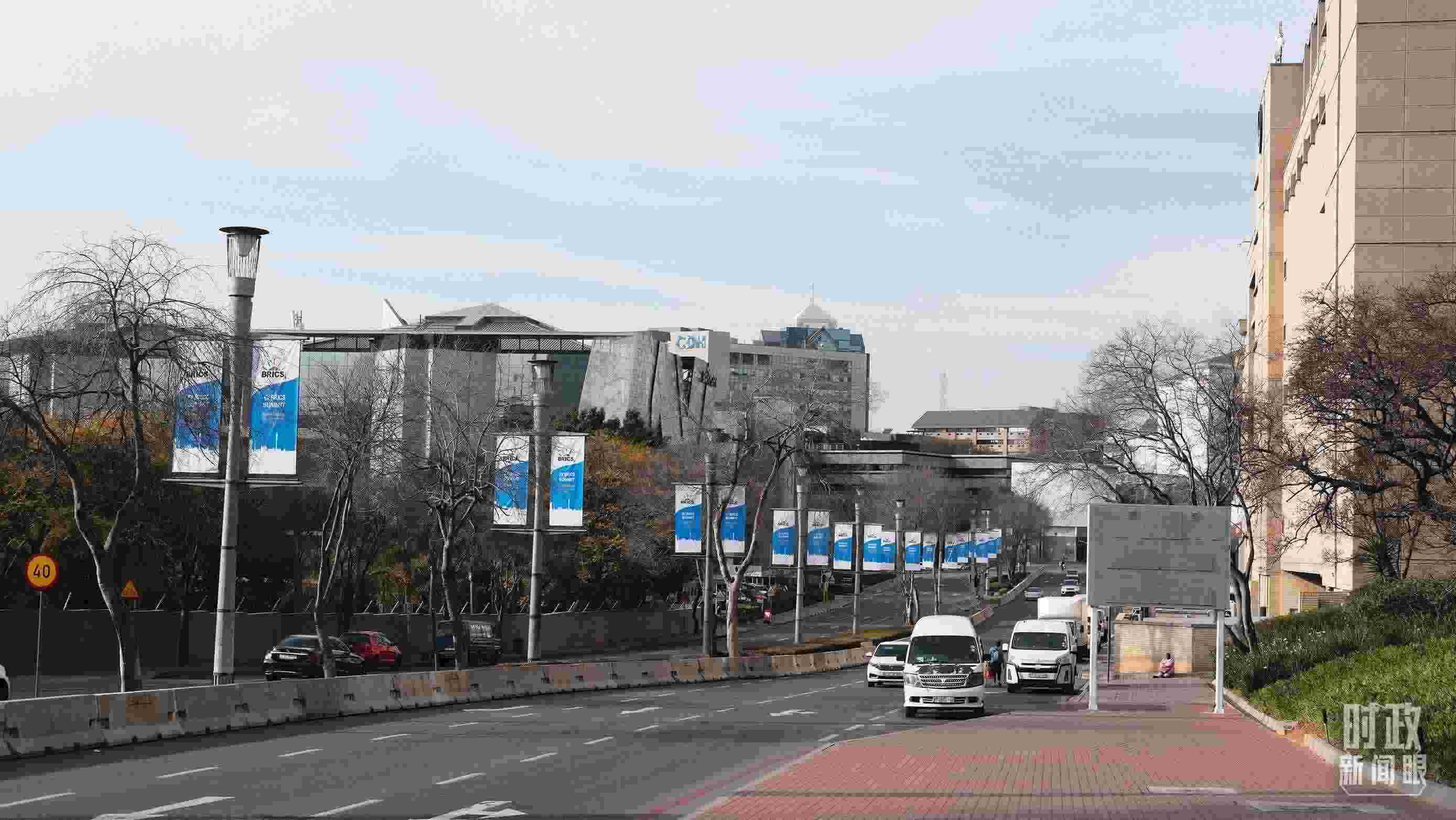 △約翰內(nèi)斯堡，街頭懸掛金磚峰會條幅。（總臺央視記者盧心雨拍攝）