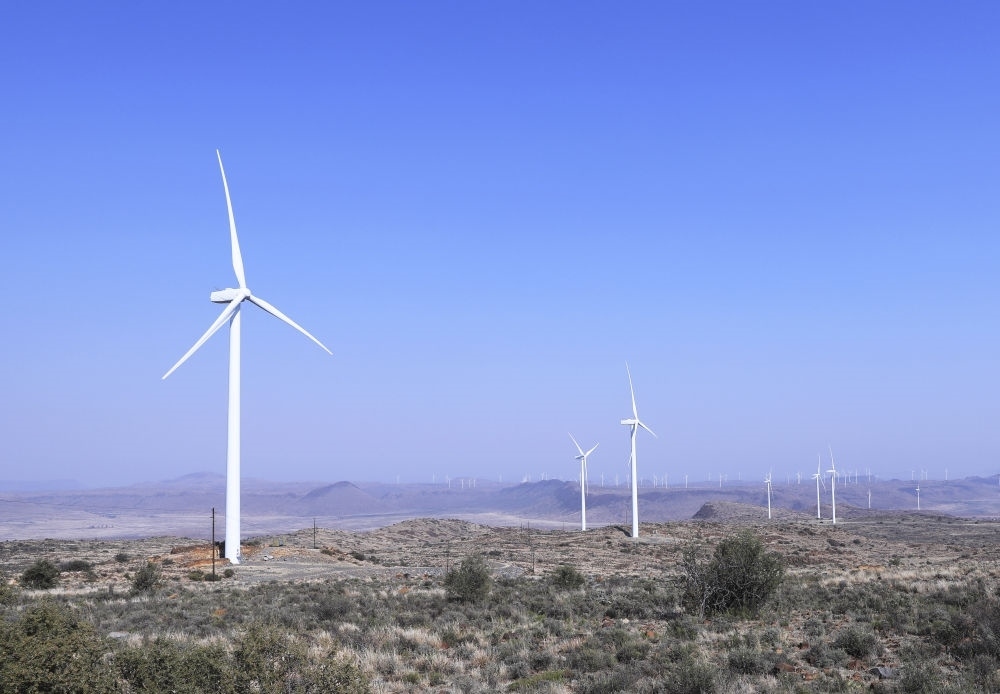 這是在南非北開普省德阿鎮(zhèn)拍攝的德阿風(fēng)電項(xiàng)目風(fēng)機(jī)（2023年8月10日攝）。由中國龍?jiān)措娏瘓F(tuán)南非公司運(yùn)營的德阿風(fēng)電項(xiàng)目每年發(fā)電量超過7.5億千瓦時(shí)，相當(dāng)于節(jié)約20多萬噸標(biāo)準(zhǔn)煤，減排二氧化碳約70萬噸。