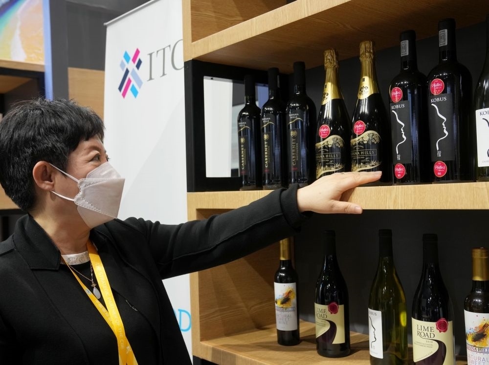 這是在中國上海舉行的第五屆進(jìn)博會(huì)上拍攝的來自南非的葡萄酒（2022年11月7日攝）。