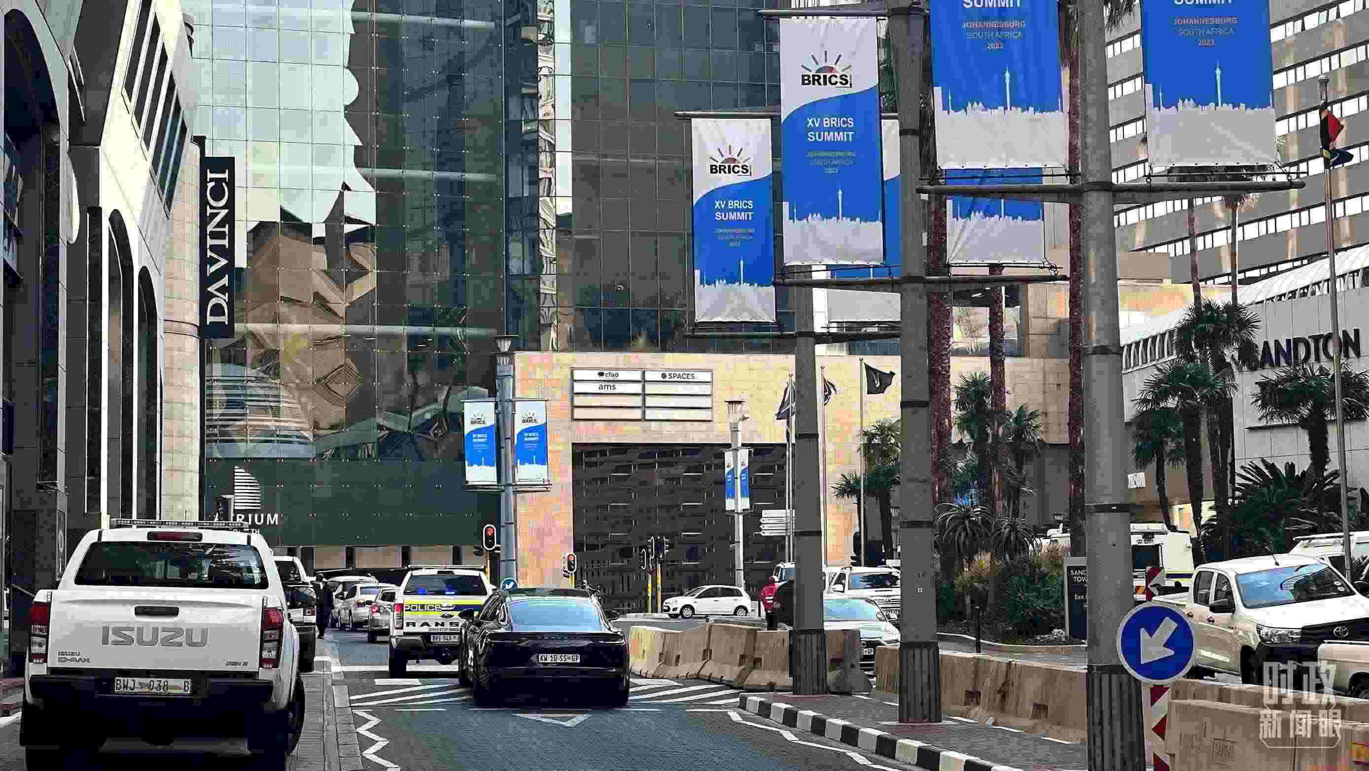 △約翰內(nèi)斯堡街頭的金磚元素。（總臺(tái)央視記者程鋮拍攝）