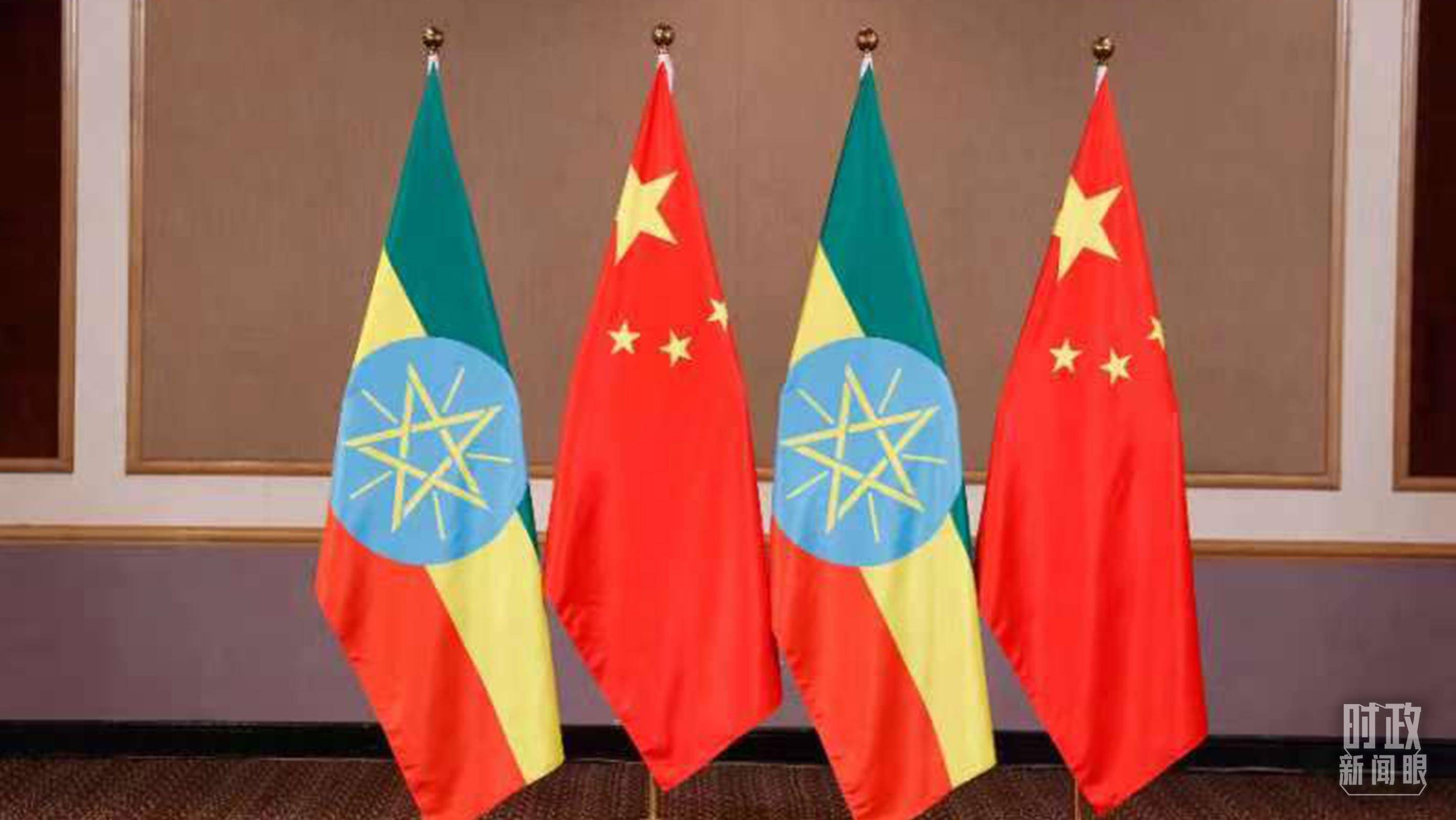 △會(huì)見現(xiàn)場(chǎng)的中國(guó)、埃塞兩國(guó)國(guó)旗。（總臺(tái)央視記者耿小龍拍攝）