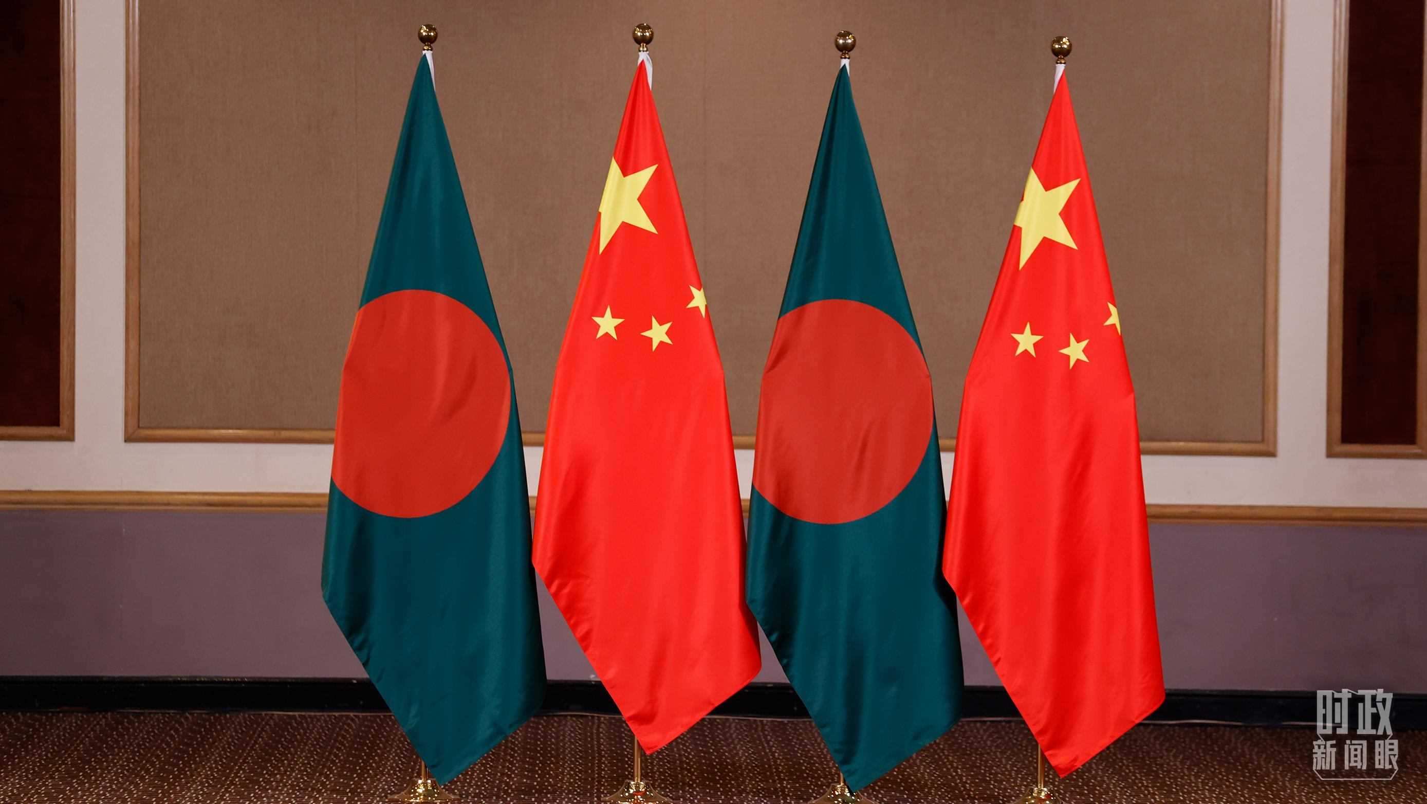 △會(huì)見現(xiàn)場(chǎng)的中孟兩國(guó)國(guó)旗。（總臺(tái)央視記者耿小龍拍攝）