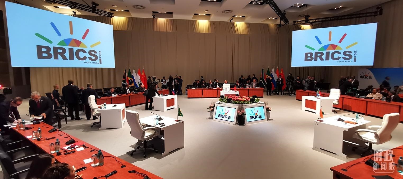 △23日上午，金磚國(guó)家領(lǐng)導(dǎo)人第十五次會(huì)晤在這里舉行。這是會(huì)晤開始前的場(chǎng)景。（總臺(tái)央視記者李錚拍攝）