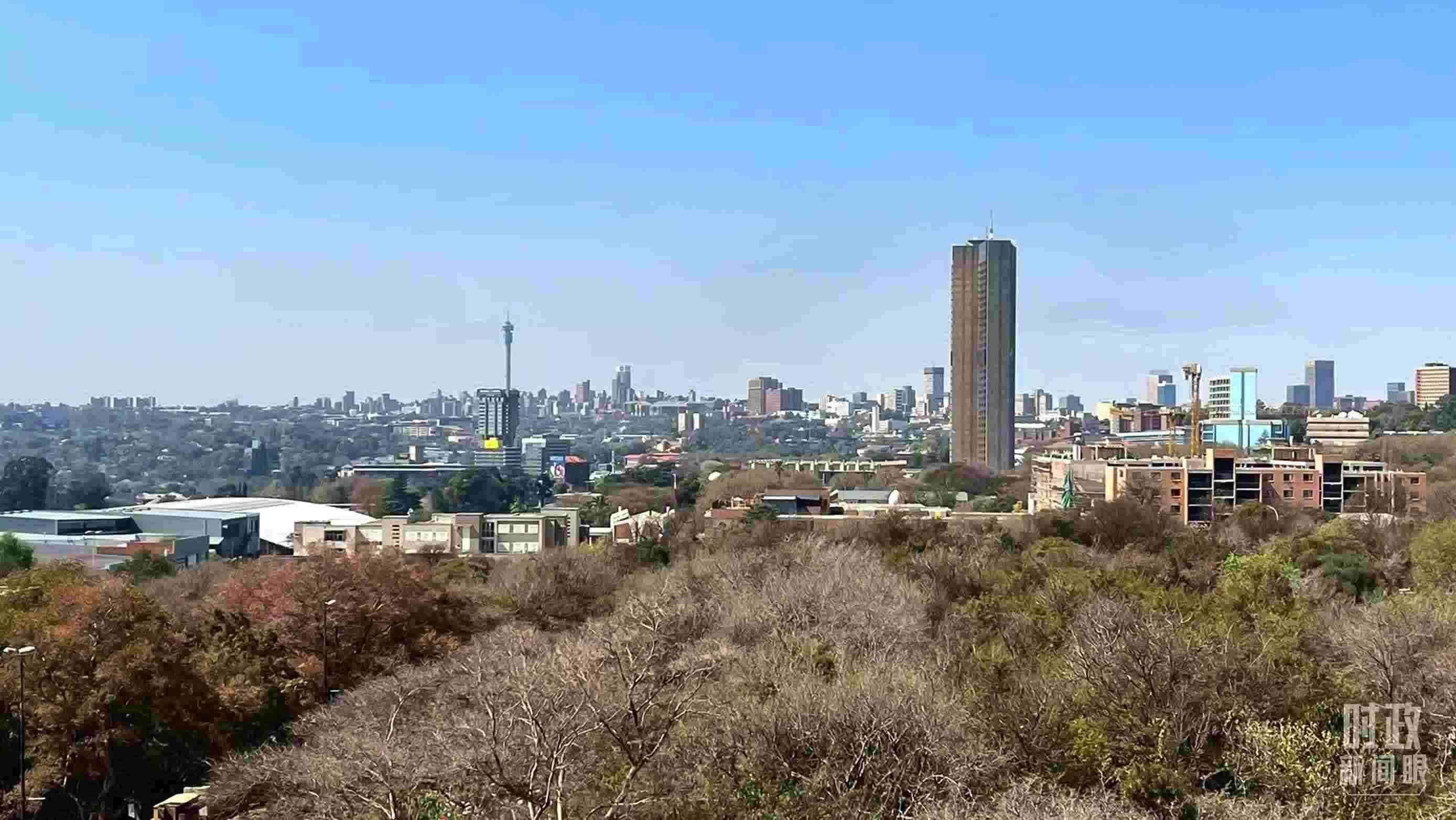 △約翰內(nèi)斯堡城市天際線。（總臺(tái)記者馬培敏拍攝）