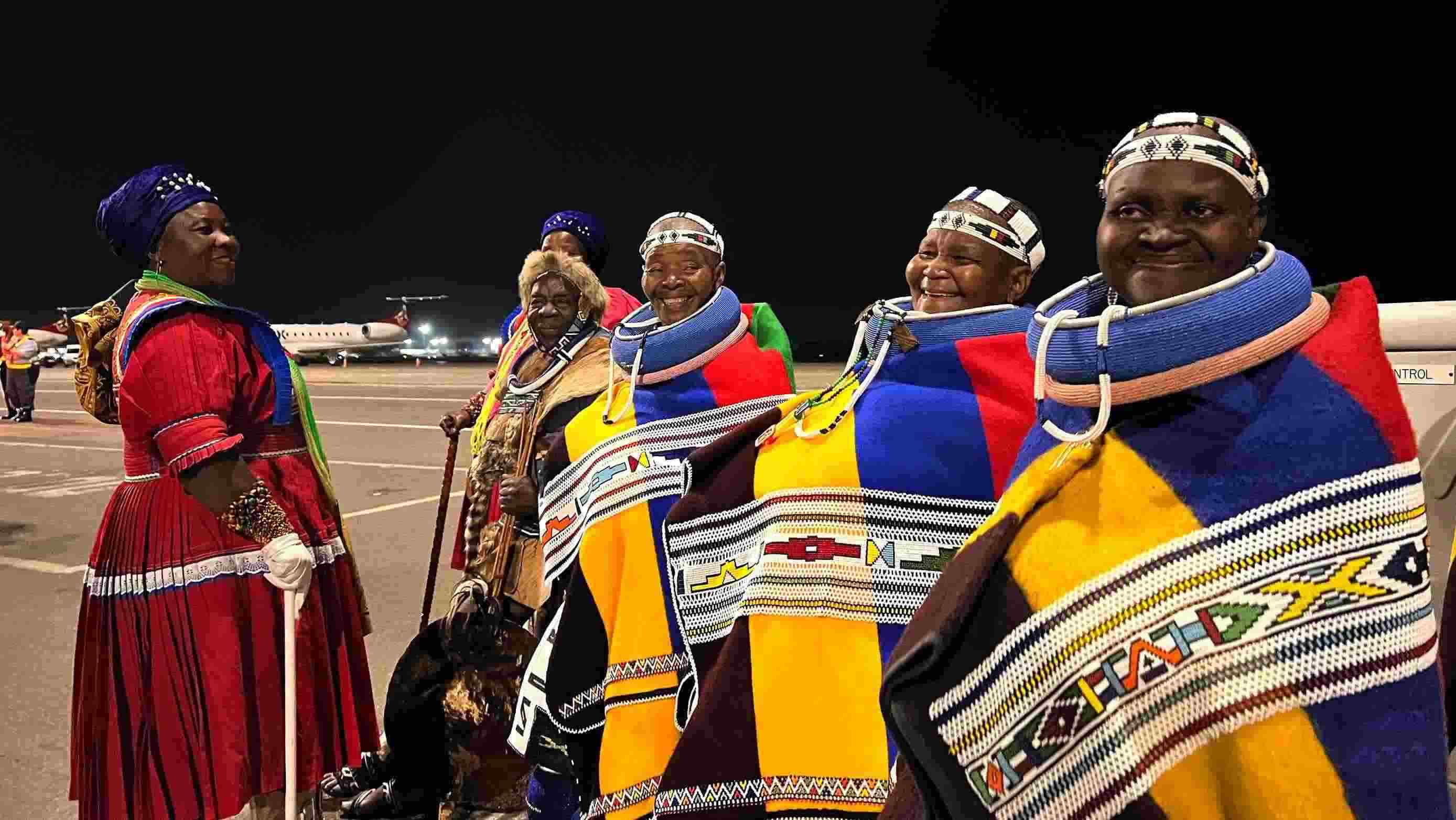 當(dāng)?shù)貢r(shí)間2023年8月21日晚，習(xí)近平主席乘坐的專機(jī)抵達(dá)南非約翰內(nèi)斯堡坦博國際機(jī)場，這是身穿民族服飾迎接的當(dāng)?shù)厝罕姟? width=