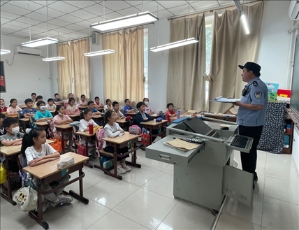 趙超剛在呼家樓中心小學(xué)為學(xué)生們講法治課。受訪者供圖