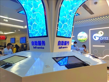 市民在中國（廣西）自由貿(mào)易區(qū)南寧片區(qū)綜合服務(wù)大廳辦理業(yè)務(wù)。人民網(wǎng) 付華周攝