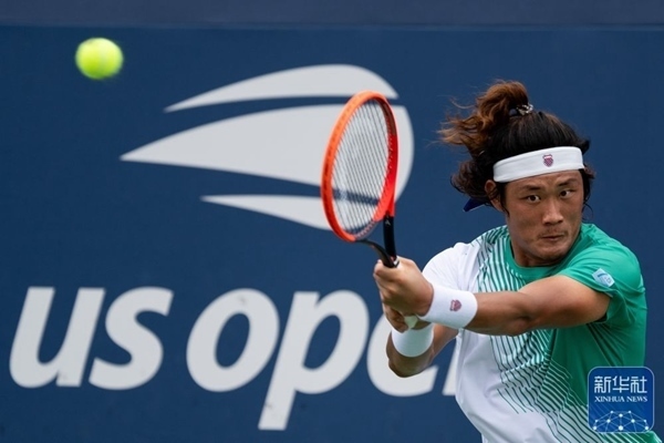 張之臻在比賽中回球。新華社記者 劉杰 攝