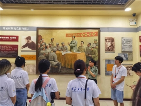 中外學生在延安參觀博物館。學校供圖