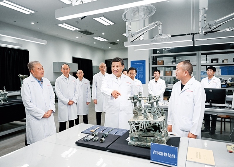 2023年7月25日至27日，中共中央總書記、國(guó)家主席、中央軍委主席習(xí)近平在四川考察。這是26日下午，習(xí)近平在位于德陽市廣漢市的三星堆博物館文物保護(hù)與修復(fù)館，同現(xiàn)場(chǎng)工作人員親切交流。 新華社記者 謝環(huán)馳/攝