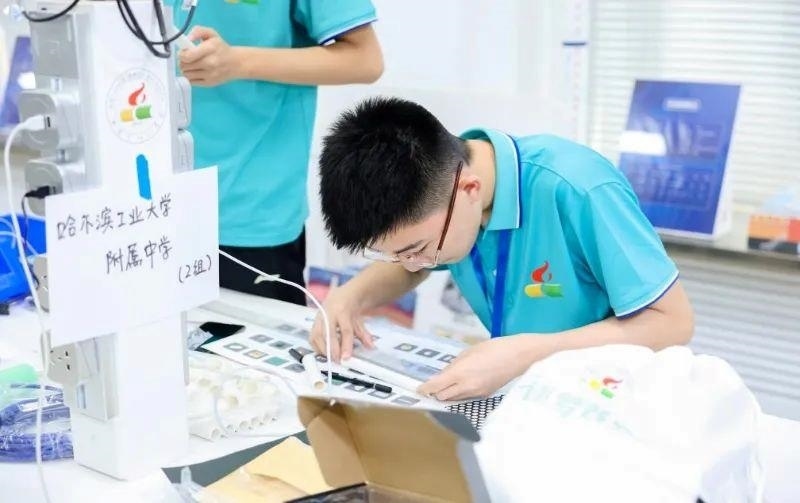 △今年7月，“逐夢蒼穹”科技主題教育活動在北京市八一學(xué)校舉辦。來自全國各地的百余名師生，在動手實踐中學(xué)習(xí)航天知識、提高創(chuàng)新能力。