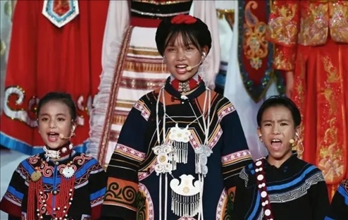 △今年7月，在成都大運會開幕式上，從大山深處走來的孩子們，自信地站在舞臺中央，以歌聲表達對未來的憧憬。