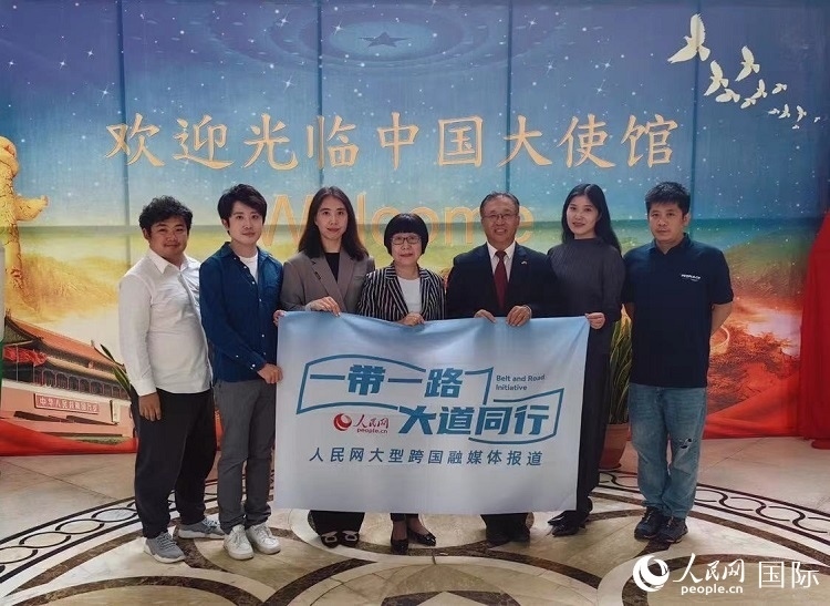 崔建春大使（右三）與人民網(wǎng)記者合影。