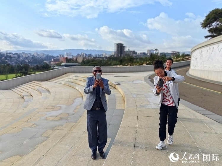 亞的斯亞貝巴友誼廣場的游客與人民網(wǎng)記者互動。人民網(wǎng)記者 陳星星攝