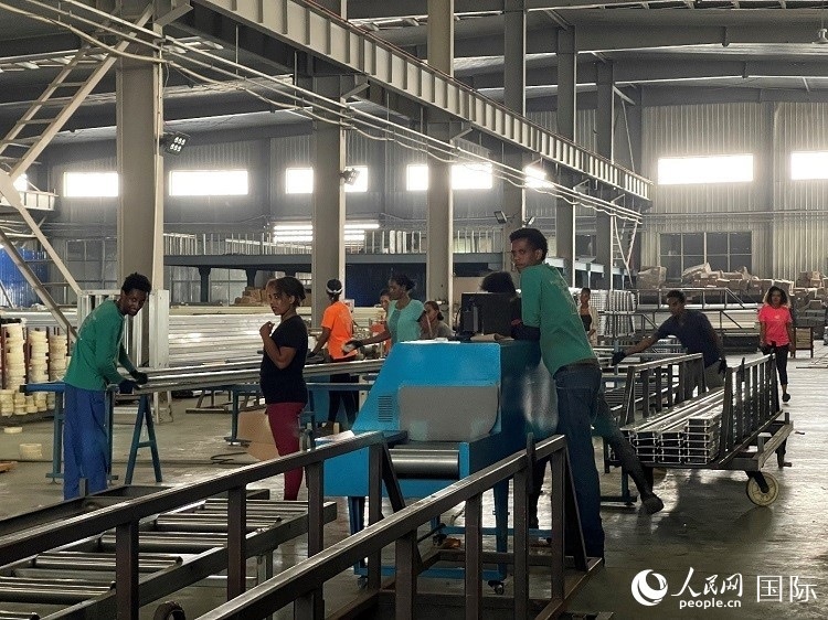 東方工業(yè)園華嘉鋁業(yè)生產(chǎn)車間。人民網(wǎng)記者 趙艷紅攝