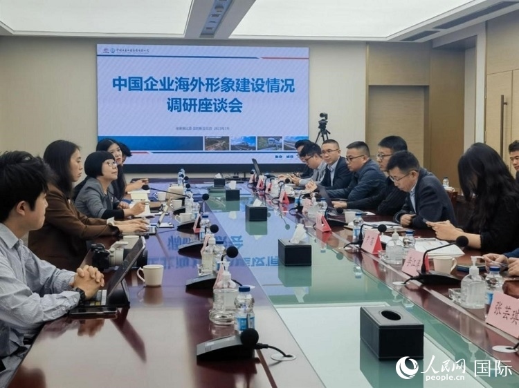 埃塞俄比亞中國商會企業(yè)代表與人民網(wǎng)記者座談。人民網(wǎng)記者 劉寧攝